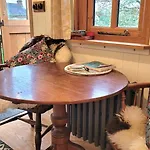 Дом отдыха Plank Bridge Shepherds Hut In Apple Orchard & Bbq Sleeps 2 *