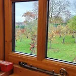 Plank Bridge Shepherds Hut In Apple Orchard & Bbq Sleeps 2 *