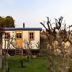 Plank Bridge Shepherds Hut In Apple Orchard & Bbq Sleeps 2 East Ayton