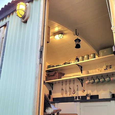 Plank Bridge Shepherds Hut In Orchard - Peaceful Escape For Two *