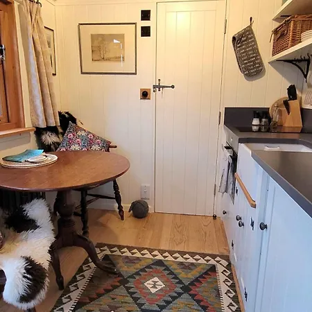 Plank Bridge Shepherds Hut In Orchard - Peaceful Escape For Two