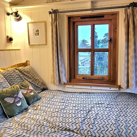 Plank Bridge Shepherds Hut In Orchard - Peaceful Escape For Two 度假居