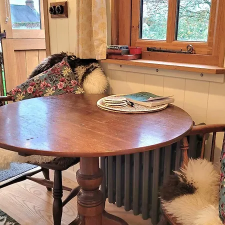 Сasa de vacaciones Plank Bridge Shepherds Hut In Orchard - Peaceful Escape For Two *