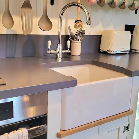 Plank Bridge Shepherds Hut In Orchard - Peaceful Escape For Two 度假居