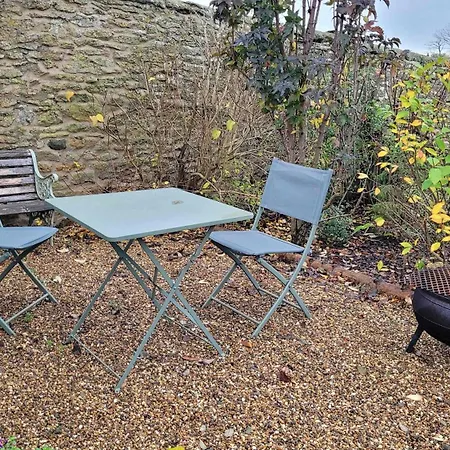 Plank Bridge Shepherds Hut In Orchard - Peaceful Escape For Two