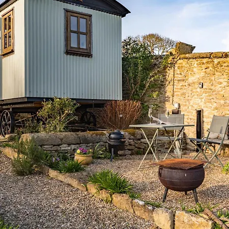 Plank Bridge Shepherds Hut In Apple Orchard & Bbq Sleeps 2 Tatil Evi