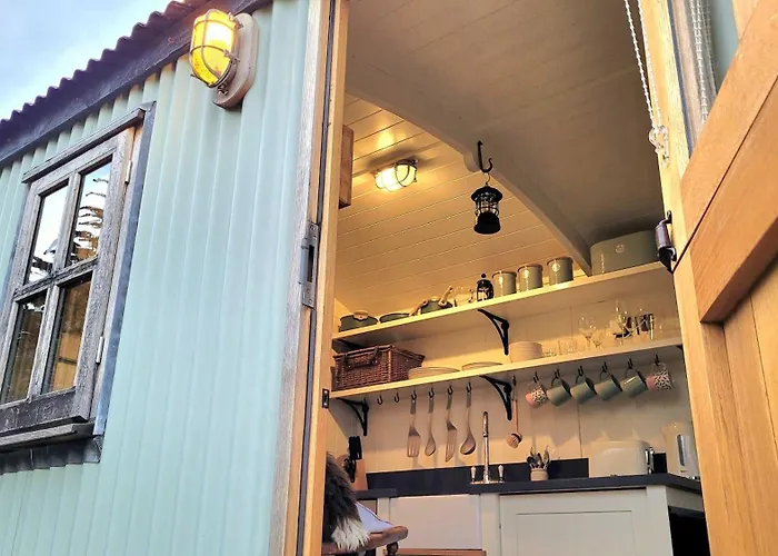 Plank Bridge Shepherds Hut In Apple Orchard & Bbq Sleeps 2 *