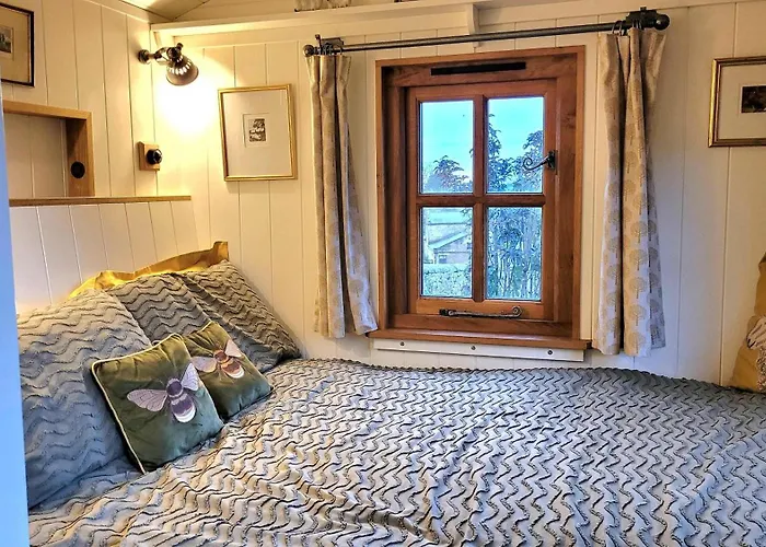 Plank Bridge Shepherds Hut In Apple Orchard & Bbq Sleeps 2 Feriehus