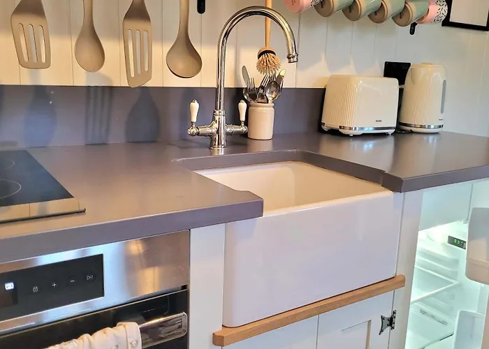 Plank Bridge Shepherds Hut In Apple Orchard & Bbq Sleeps 2 Feriehus