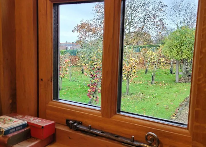 Plank Bridge Shepherds Hut In Apple Orchard & Bbq Sleeps 2 *
