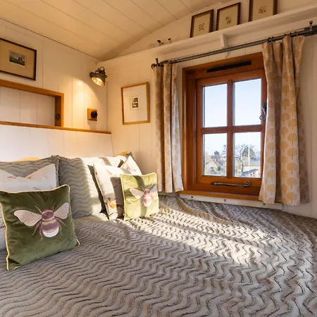 Dom wakacyjny Plank Bridge Shepherds Hut In Apple Orchard & Bbq Sleeps 2