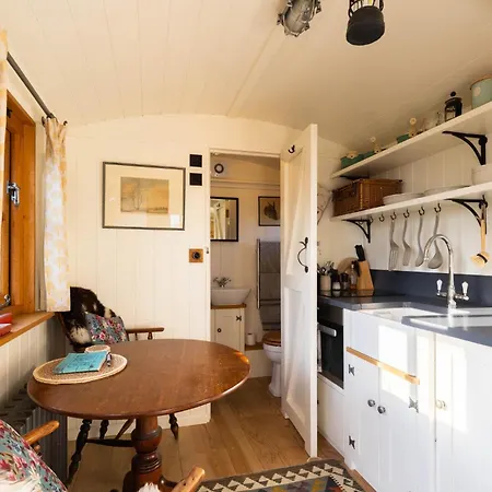 Plank Bridge Shepherds Hut In Apple Orchard & Bbq Sleeps 2 * East Ayton