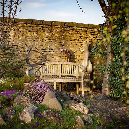 Dom wakacyjny Plank Bridge Shepherds Hut In Apple Orchard & Bbq Sleeps 2 *